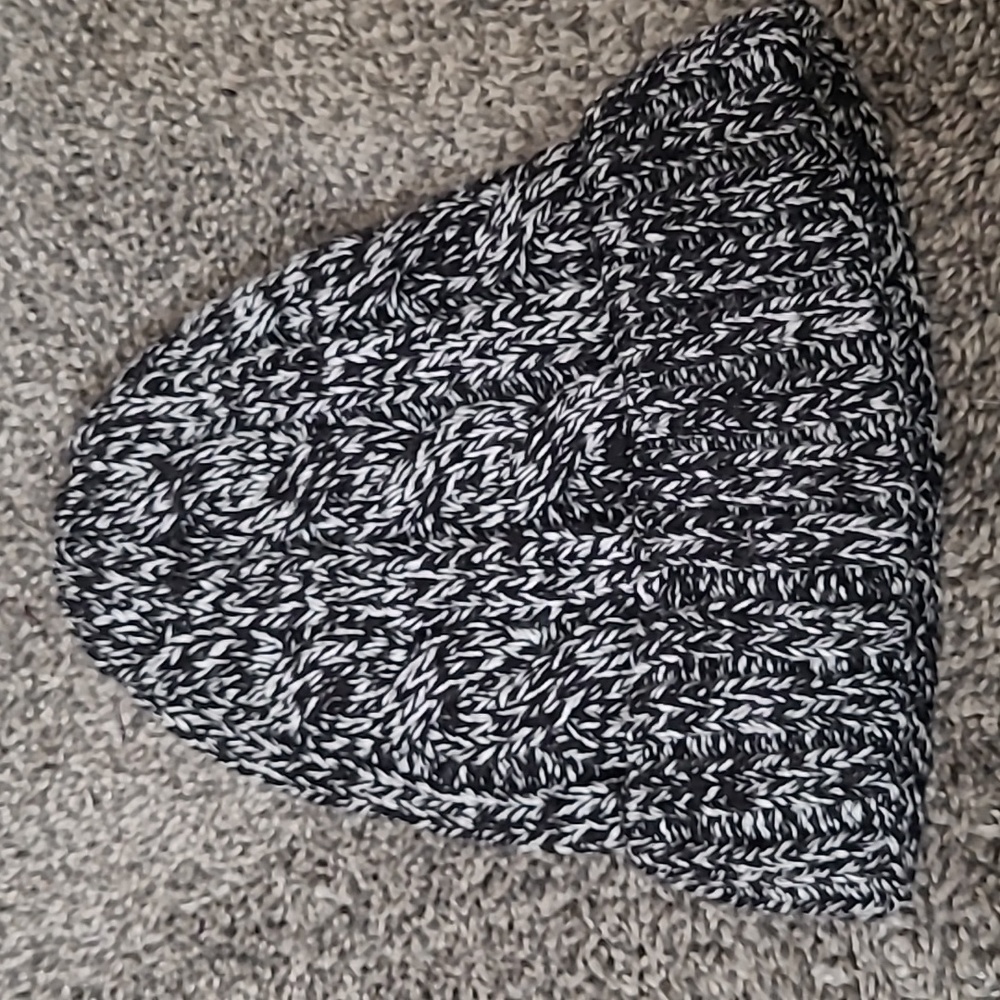 Black & White Knit Hat, Lined w/Fleece, One size, Excellent Like New Condition